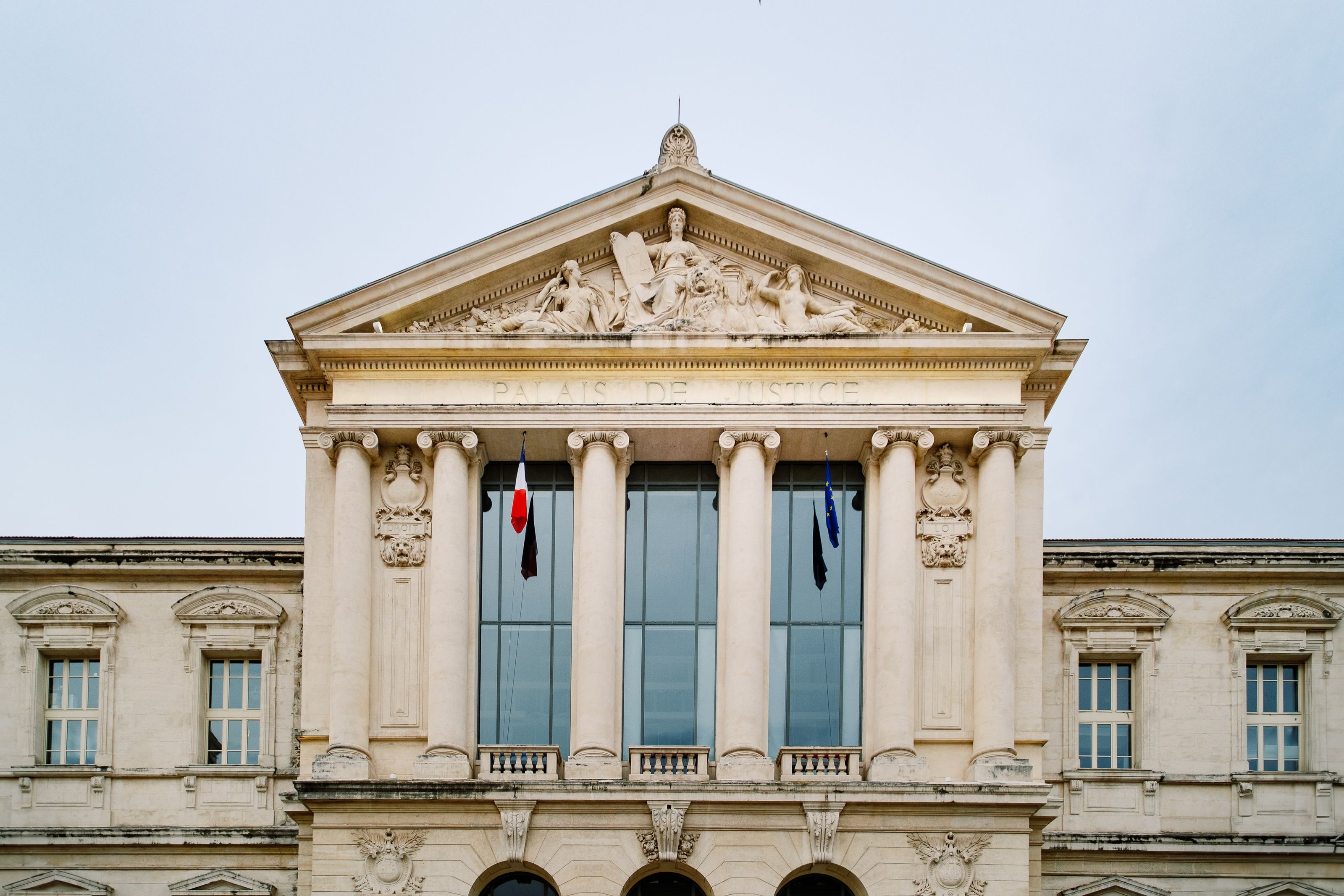 Gerichtsgebäude mit Säulen