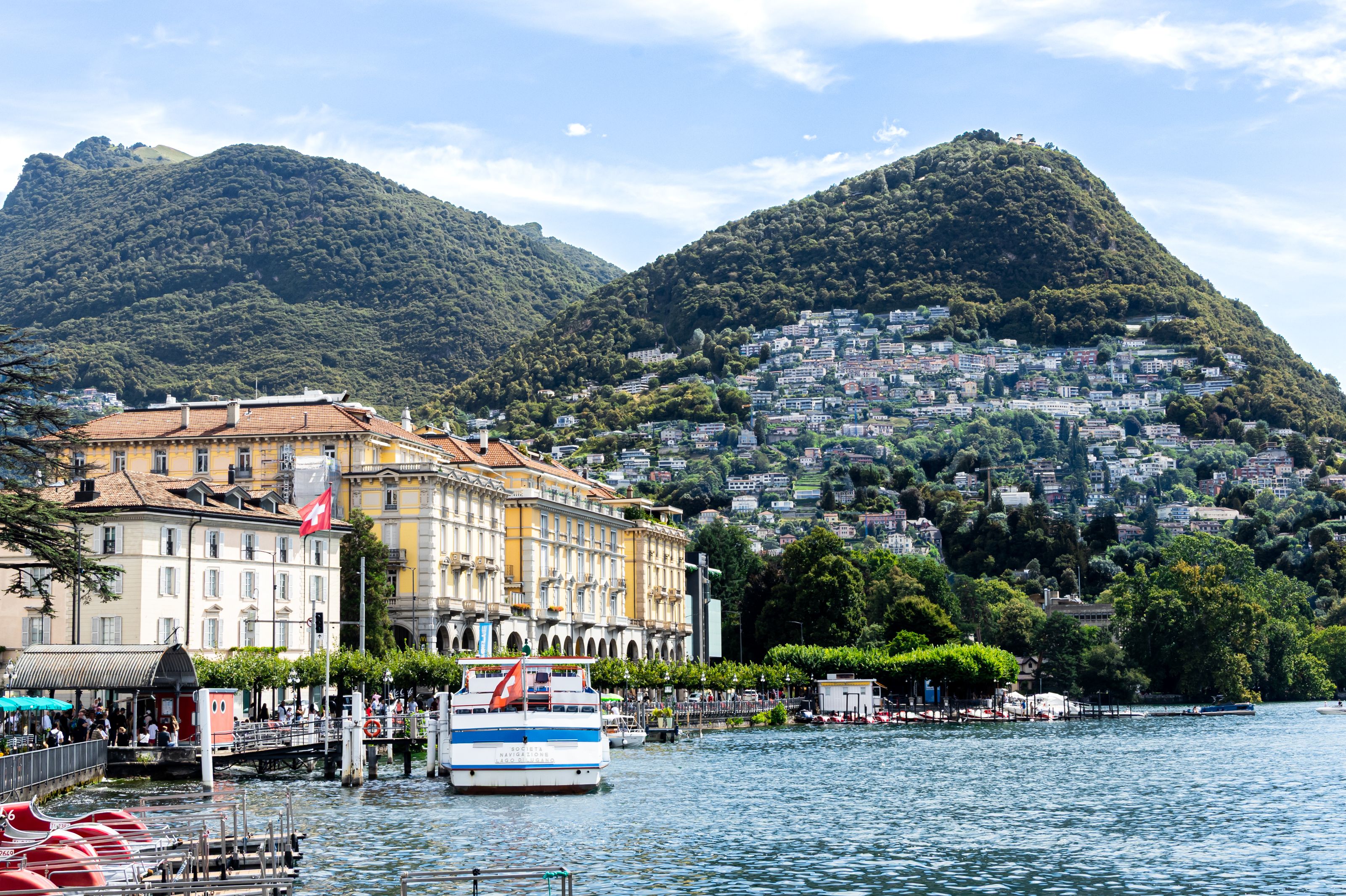 Stadt am See mit Bergen – Unternehmensgründung