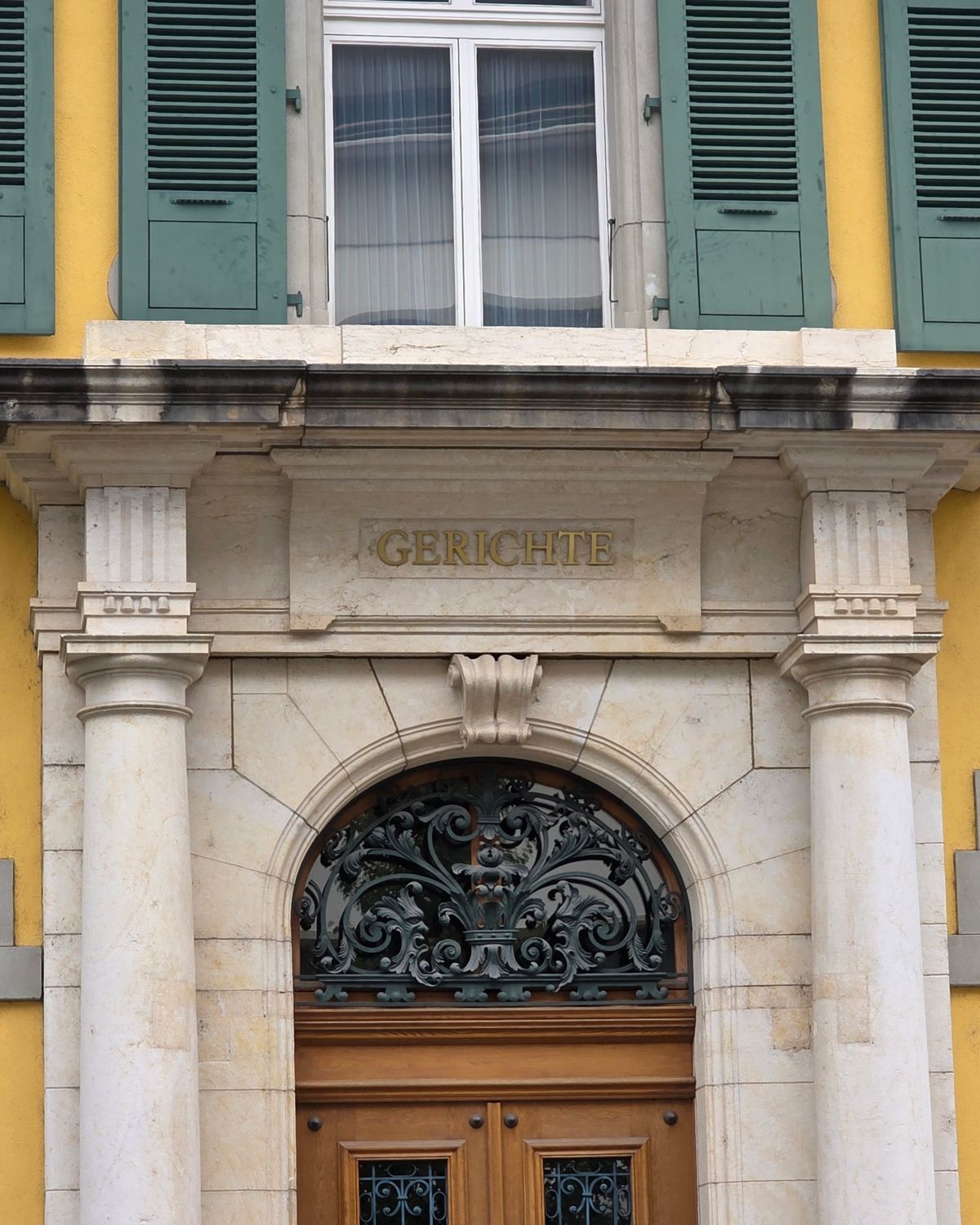 Portal mit der Inschrift «Gerichte» am Gerichtsgebäude in Sarnen, Obwalden